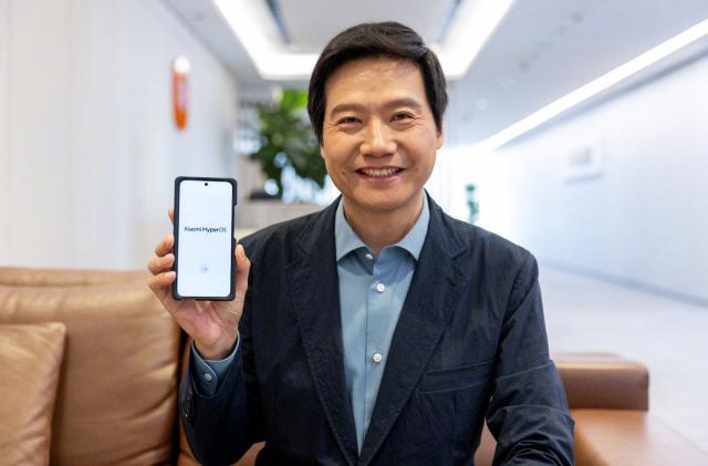 Xiaomi co-founder and CEO Lei Jun teases the upcoming HyperOS on a prototype smartphone. The system will debut on the upcoming Xiaomi 14 series devices.