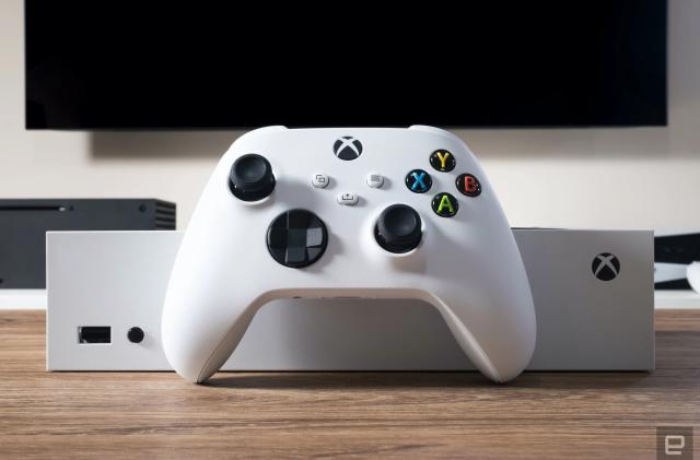 The Xbox Series X photographed by Engadget