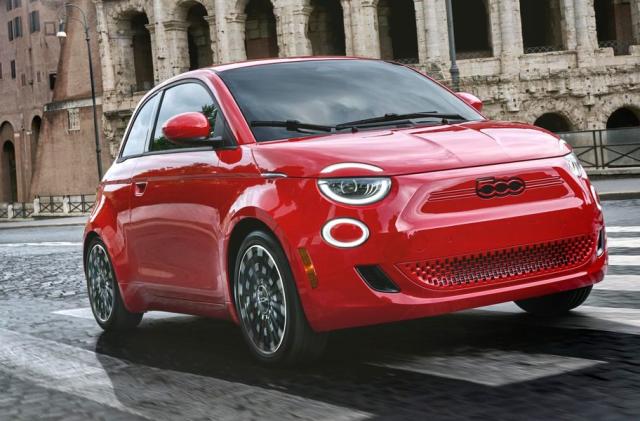 The tiny Fiat 500e EV is headed to the US in 2024