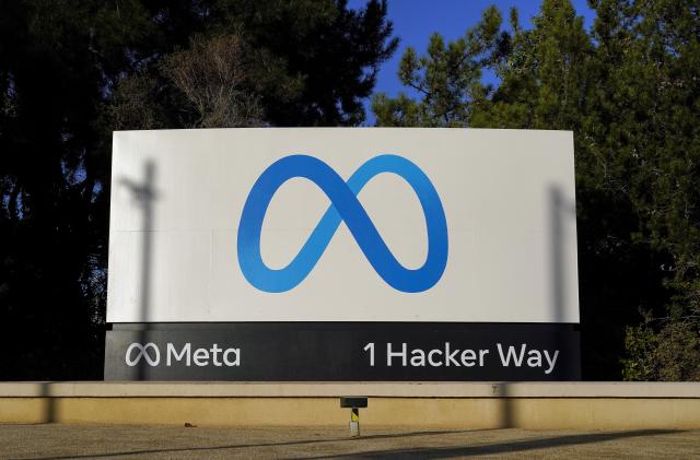 ARCHIVO - El logotipo de Meta en la sede de la compañía en Menlo Park, California, el 9 de noviembre de 2022. (AP Foto/Godofredo A. Vásquez, Archivo)