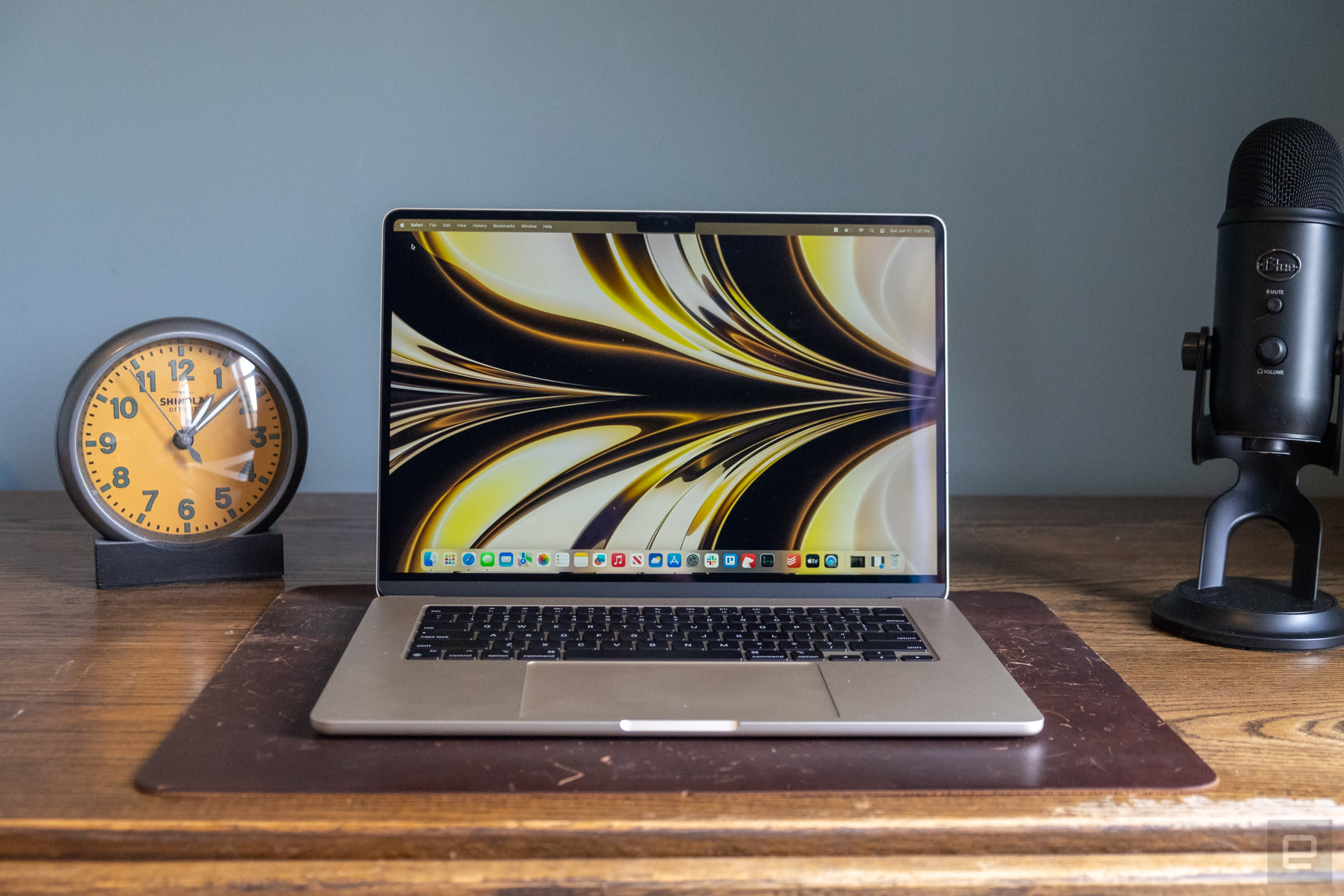 Apple MacBook Air (15-inch, M2)
